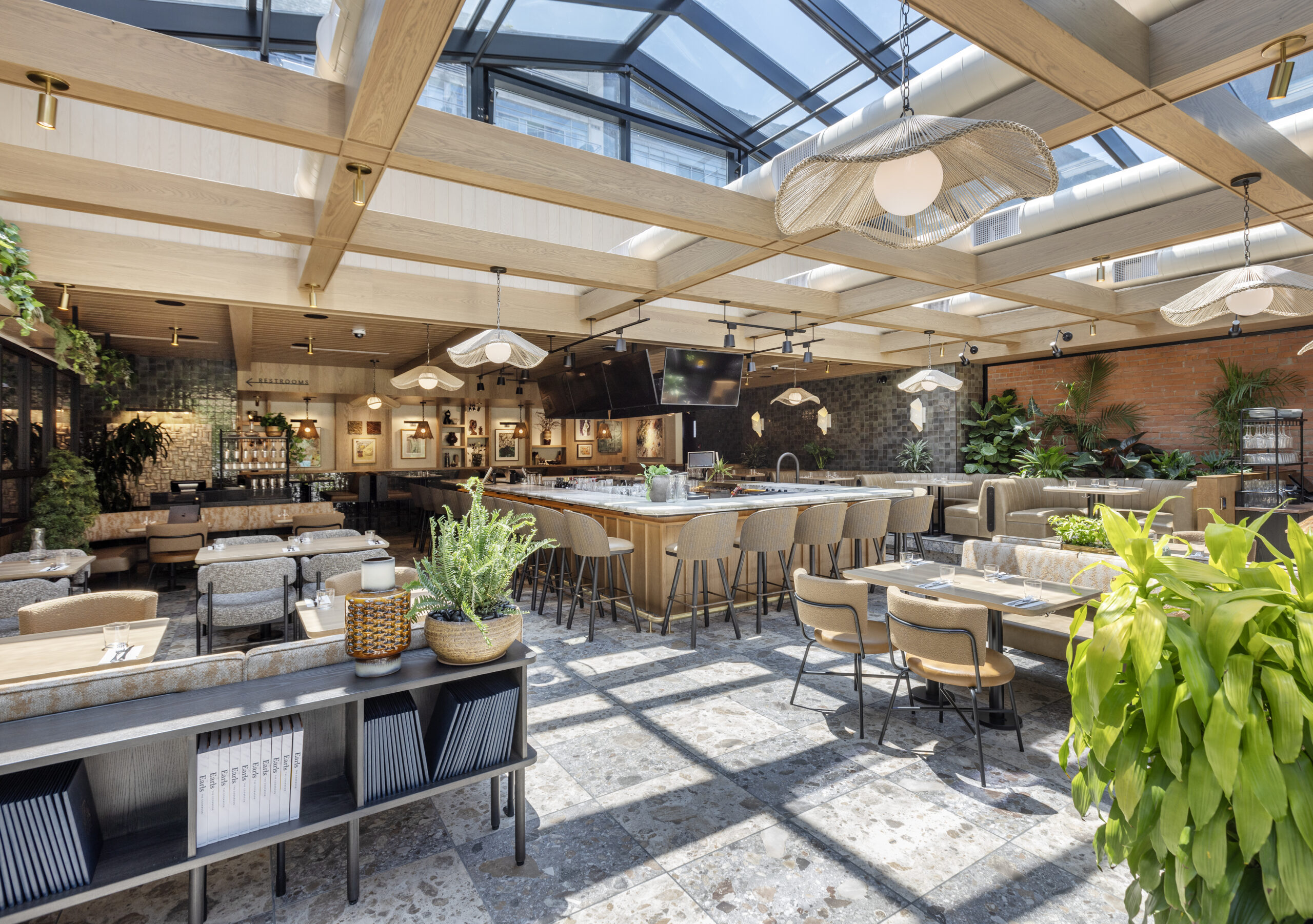 Earls Restaurants - Bar & Restaurant Construction Project | BUILD IT